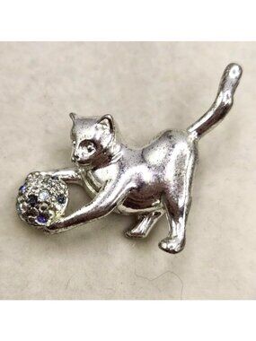 Vintage Silver Tone Cat Playing w/ Blue Rhinestones Yarn Ball Brooch
